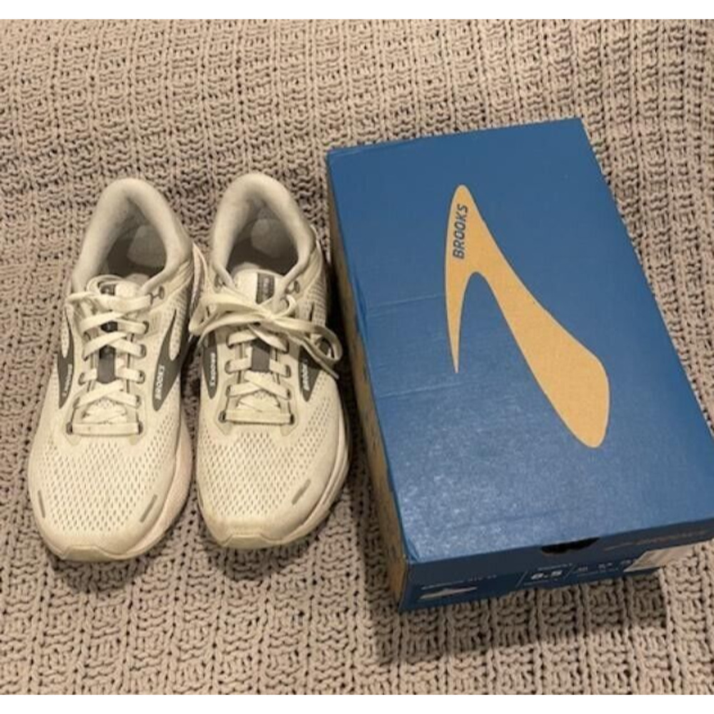 Brooks Women's Shoes Light Gray Size 8.5 medium Adrenaline GTS 22